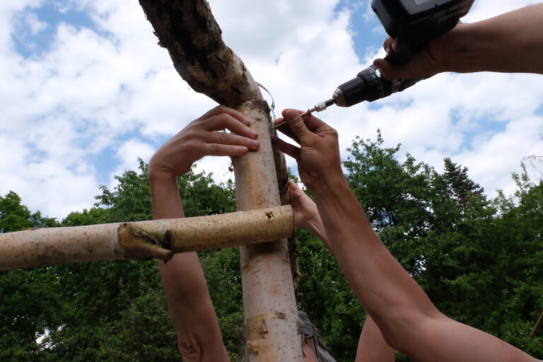 Mehrere Hände beim gemeinsam bauen