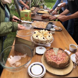 Mehrere Apfelkuchen auf einem Tisch