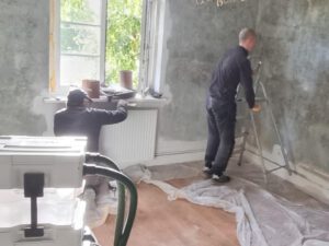 Menschen renovieren ein Zimmer in einem Haus