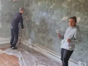 Menschen renovieren ein Zimmer in einem Haus