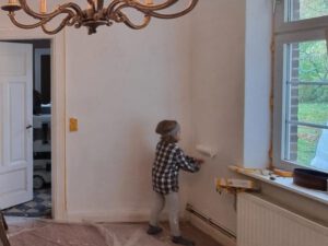 Ein Kind renoviert ein Zimmer in einem Haus