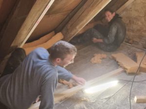 Menschen renovieren ein Zimmer in einem Haus