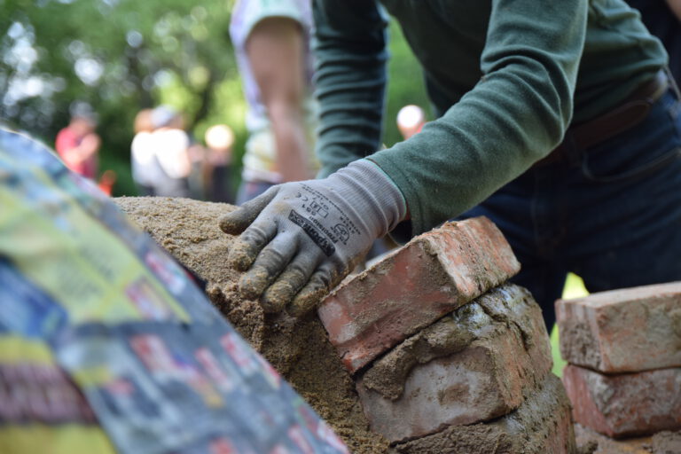 Hände bauen mit Lehm