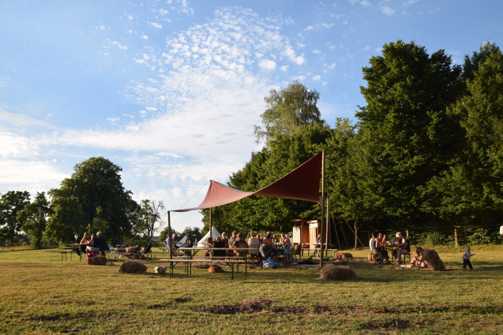 Menschen unterm Tarp auf der WandelWiese