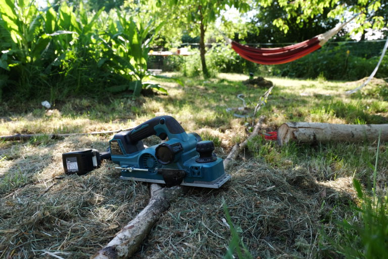 Eine Schleifmaschine und eine Hängematte