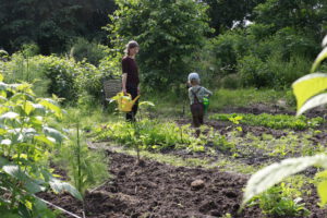Menschen arbeiten im Garten in Mechow