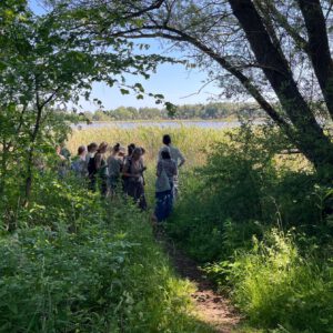 Eine Gruppe von Menschen in der Natur