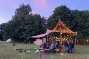 Menschen feiern auf der WandelWiese