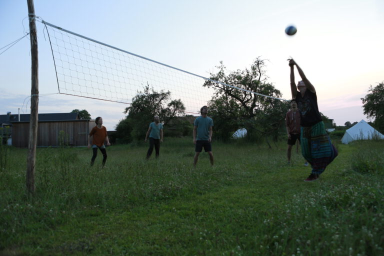 Menschen spielen Volleyball