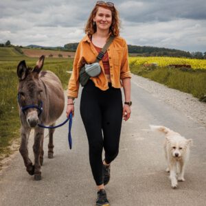 May mit Hund Marou und Esel Ben