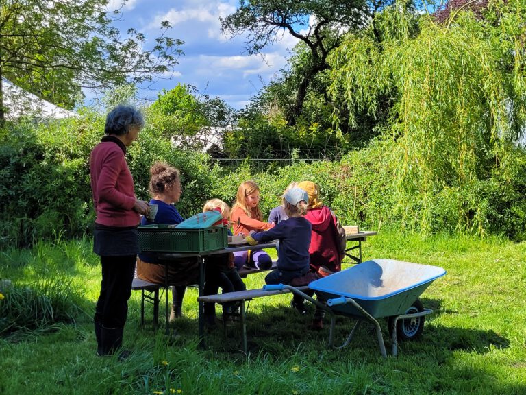 Menschen im Garten