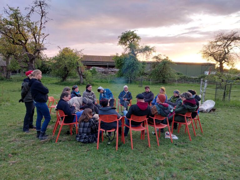 Menschen sitzen im Kreis auf der WandelWiese