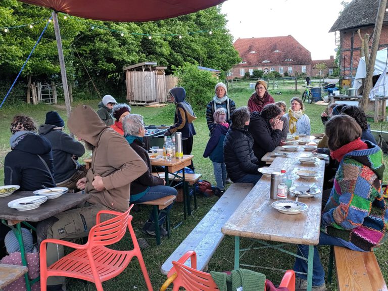 Menschen essen gemeinsam
