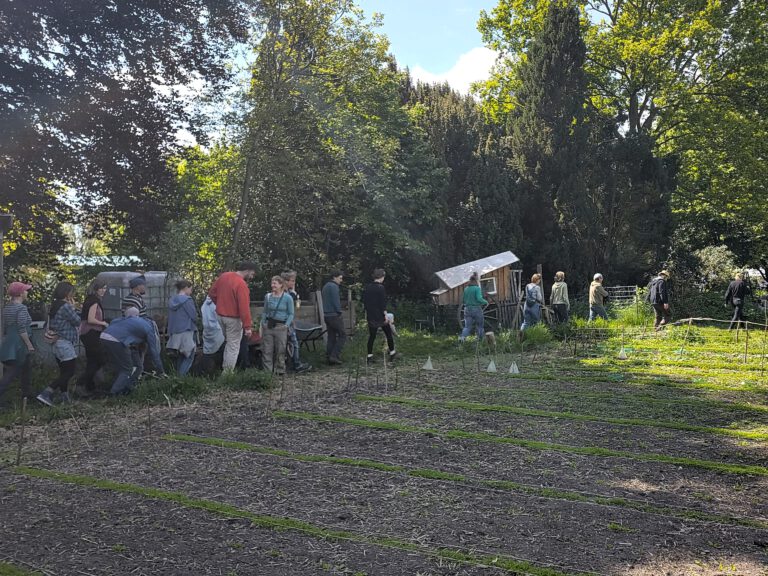 Menschen laufen durch den Garten