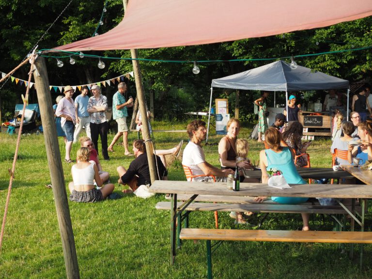 Menschen unterm Tarp auf der WandelWiese