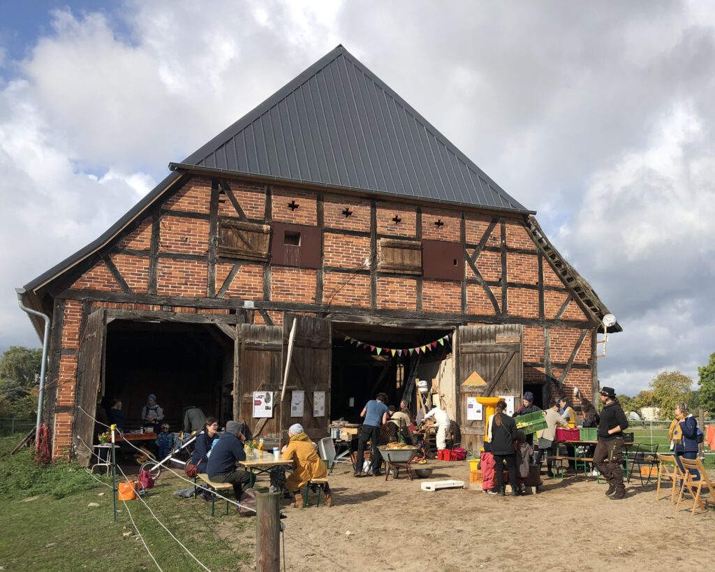 Ein Fest vor einer alten Scheune