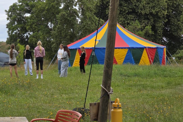 Ein Zirkuszelt und junge Menschen auf der WandelWiese