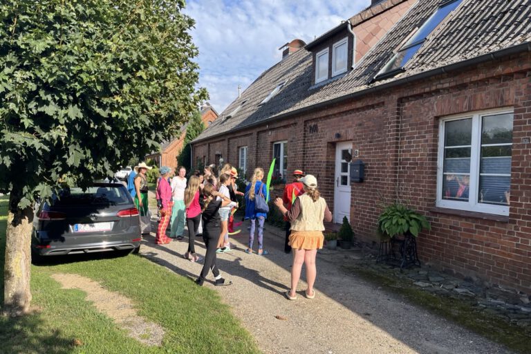 Kinder klingeln an einem Haus