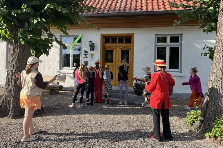 Menschen stehen vor einem Haus