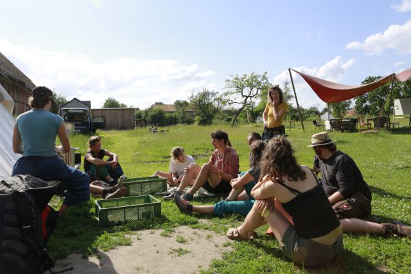Menschen sitzen im Kreis auf der WandelWiese