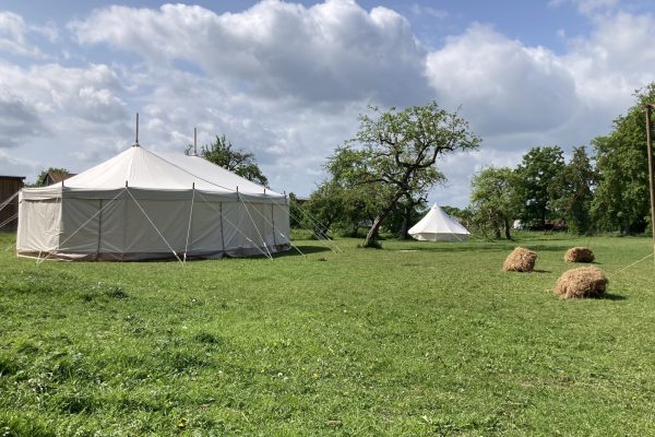 Ein Veranstaltungszelt auf der WandelWiese